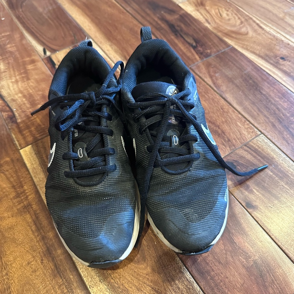 Nike size 4 girl black running shoes sneakers